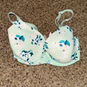 Victoria’s Secret wear everywhere unlined bra. Size 32DD
